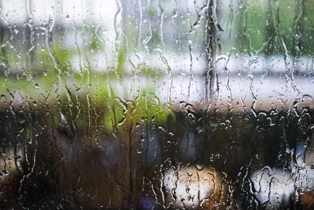 雨の日に音や水滴